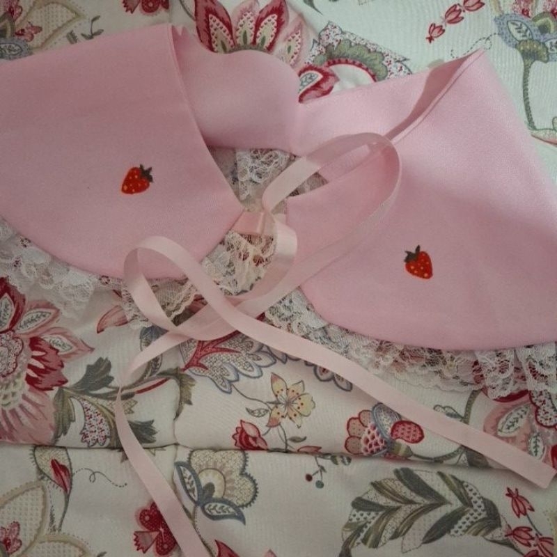 gola morango rosa renda moranguinho kawaii fofo moda alternativa laço cetim acessório look estilo pastel blusa decoração coquette doll boneca aesthetic fruta artesanal delicado
