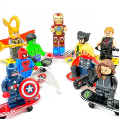 Bonecos lego com acessórios e skate