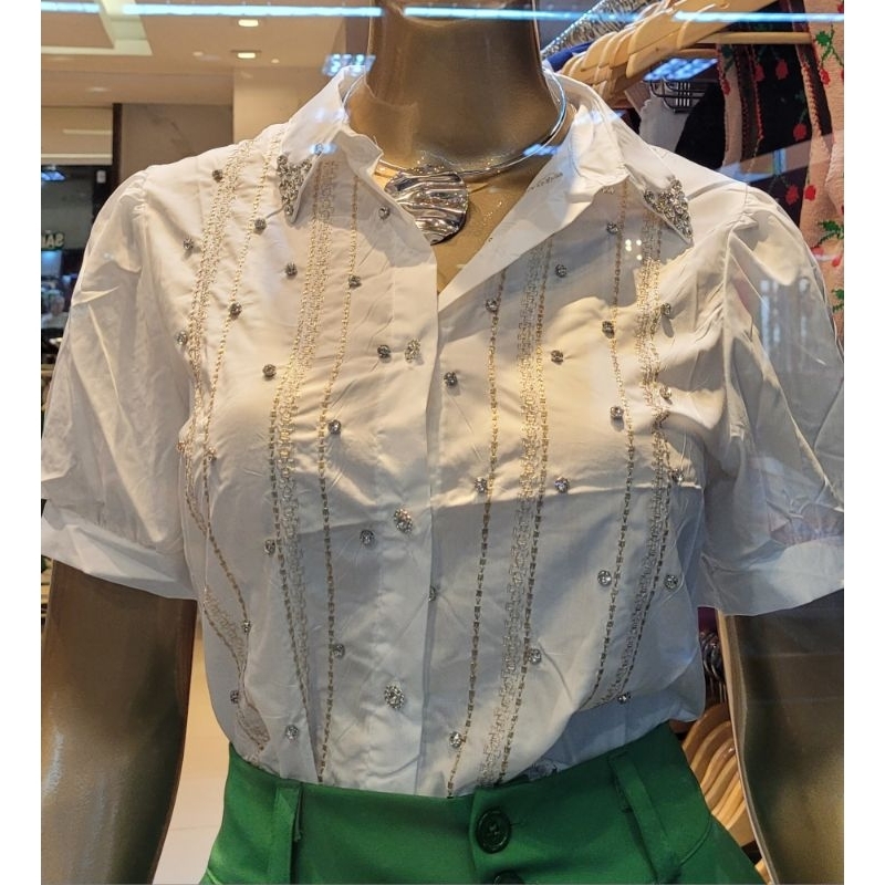 Camisa branca com pedraria tamanho M