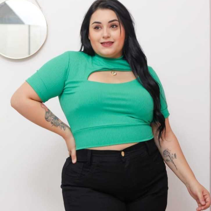 Blusinha Cropped Feminino Plus Size Decotado VazadoTecido Canelado Manga Curta Elegante Estilosa Moda All Curve