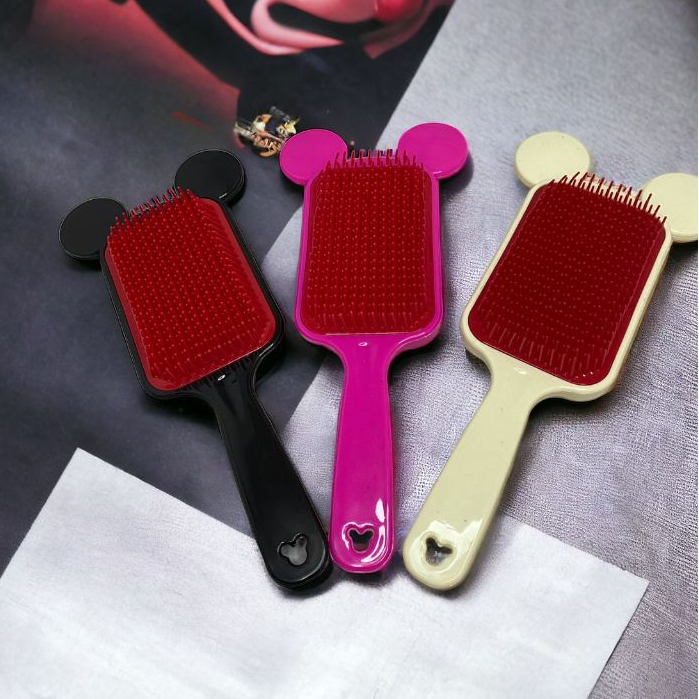 ESCOVA RAQUETE ORELHINHA - TODOS OS TIPOS DE CABELOS - CORES SORTIDAS em Oferta na Shopee