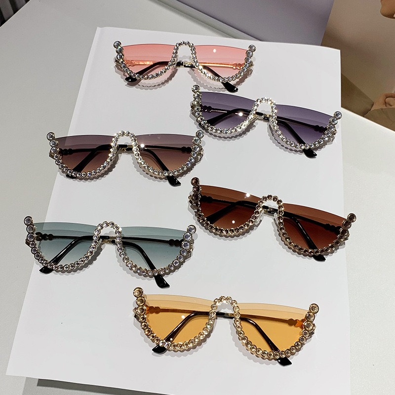 Óculos de sol elegantes e personalizados com meio aro de metal e diamante