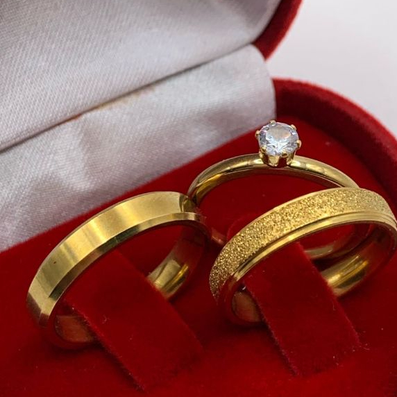 Par de Aliança de Namoro Casamento Dourada Brilhante e Chanfrada Casal 4mm Fina + Anel Solitario