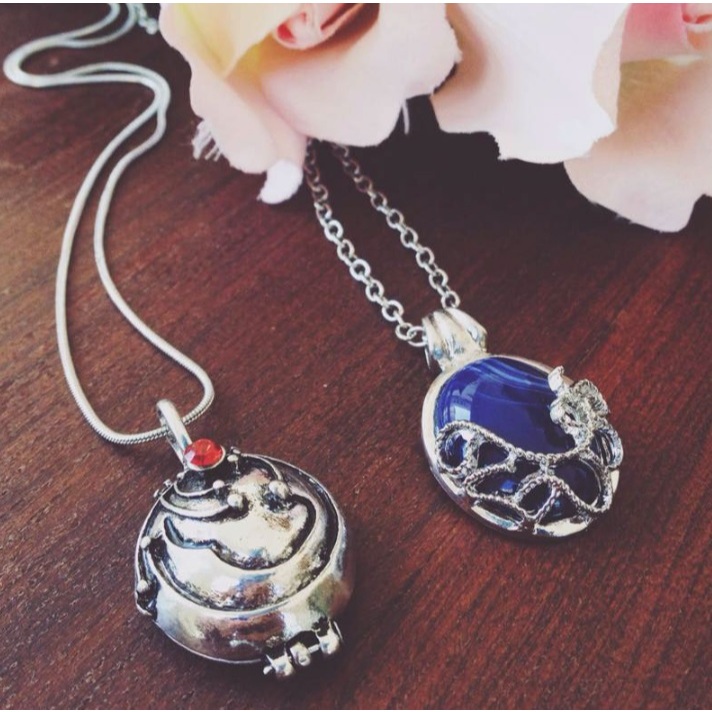 KIT Colar Katherine Pierce + Elena Gilbert The Vampire Diaries Diários de um Vampiro em Oferta na Shopee