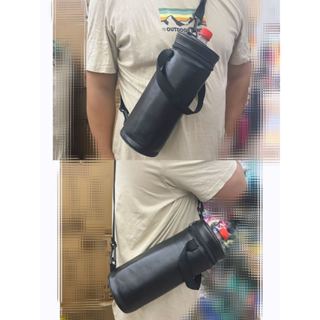 Porta garrafa térmica de agua  2 Litros com alça de mão e transversal em Oferta na Shopee