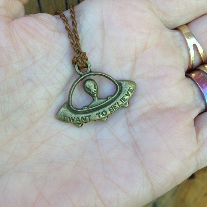 Colar Nave Espacial ¨I Want Believe¨