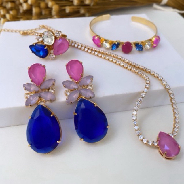 Brinco, anel, Choker e bracelete azul e rosa em pedras luxo com banho dourado brinco rosa e azul brinco azul e rosa