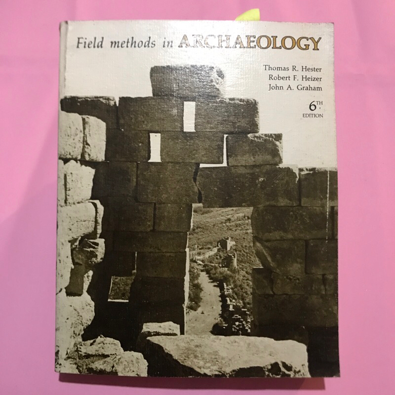 Livro Field Methods in Archaeology - Thomas Hester, Robert Heizer, John Graham - Mayfield Publishing