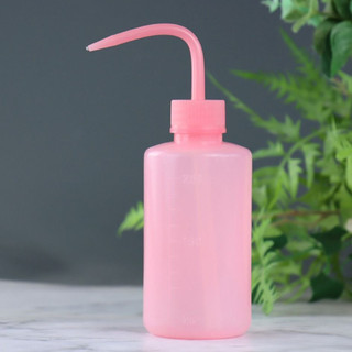 Pisseta Plástica Bico Rosa Graduada Bico Curvado 250ml Reforçada
