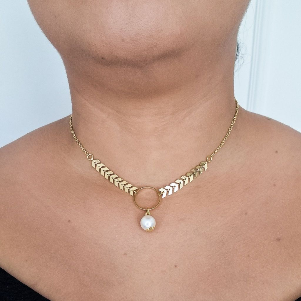 Colar choker feminino, gargantilha, escama de peixe com aro, detalhe em perola, banhado em ouro 18K