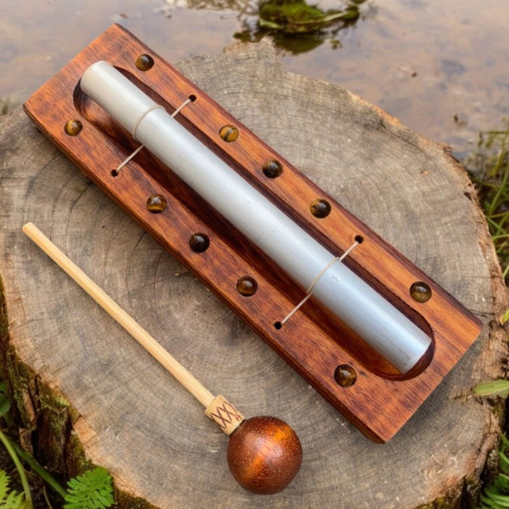 Imagem Sino Pin 16cm com cristal Olho de tigre Harmonizador Feng Shui Meditação