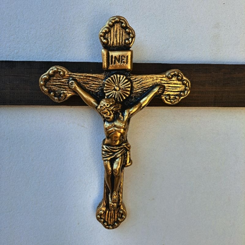 cruz crucifixo cristo de parede envernizado 35cm em gesso