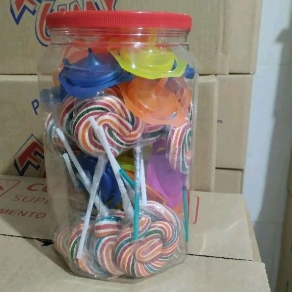 kit Toys- 20 brinquedos pião BayBlade coloridos + 20 pirulitos psicodélicos coloridos
