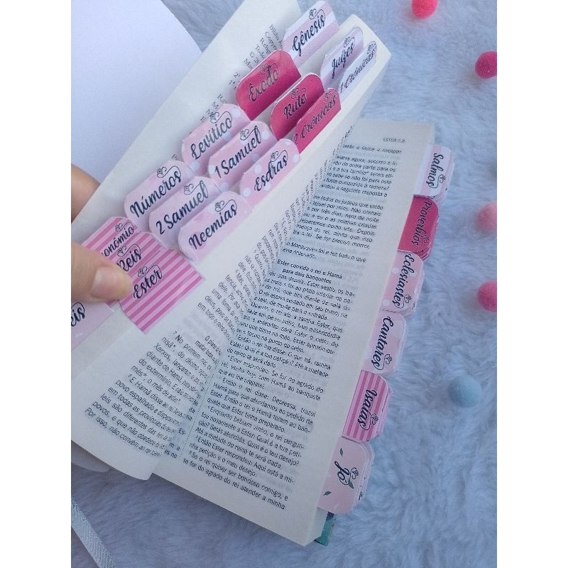 abas divisórias rosa suave.