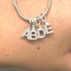 Berloque de letra de prata 925 legítima sem a pulseira