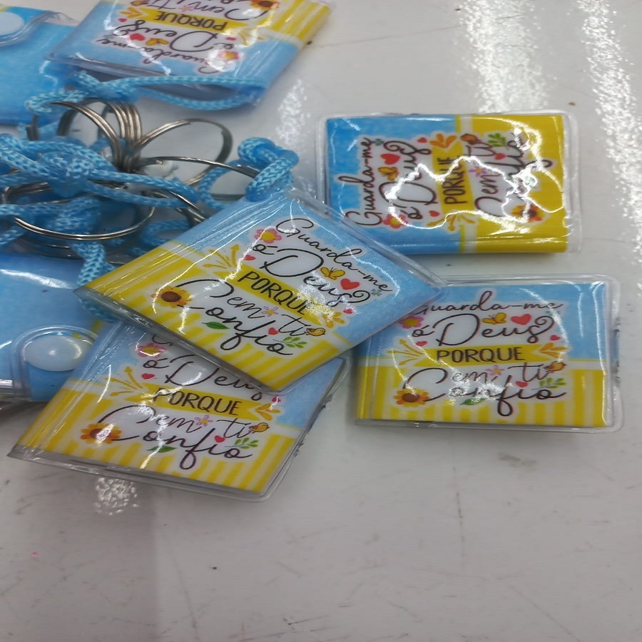 Kit com 12 chaveiros de mini Bíblia,guarda-me oh Deus, floreça onde Deus,seja luz,eu sou coordeirinho,eu e minha casa serviremos ao senhor,comece com Fé