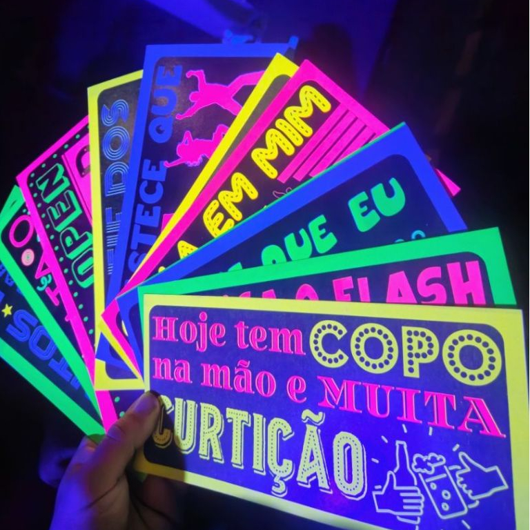 Kit 10 plaquinhas divertidas para fotos Balada neon BRILHA NA LUZ NEGRA