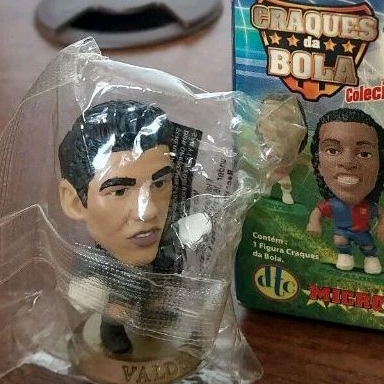 Mini Craque Lacrado Victor Valdes Goleiro de Futebol do Barcelona Boneco Oficial Miniatura DT Micro Stars Craque de Bola