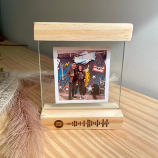 Quadrinho de vidro e moldura de madeira com escrito na madeira em Oferta na Shopee