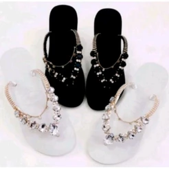 Chinelos sandálias havaianas originais customizados e decoradas com pedraria ou peça. Um charme nos seus pés!