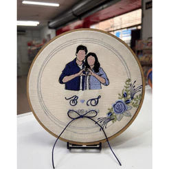 Bastidor com Bordado Personalizado 20cm x 20cm - Modelo Foto Preenchida - Casal, namorados
