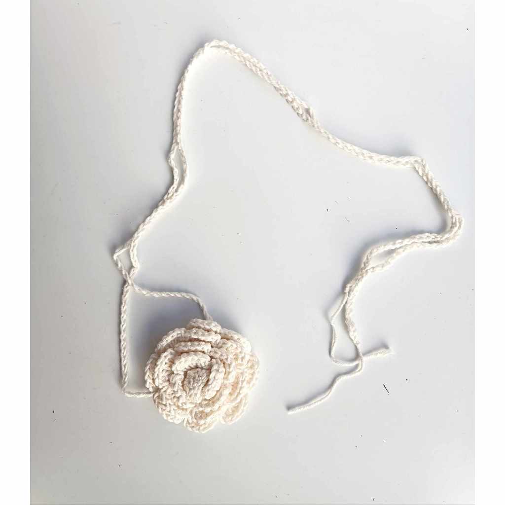 Choker de Flor em Croche, ideal para Criar looks Elegantes e Charmosos.