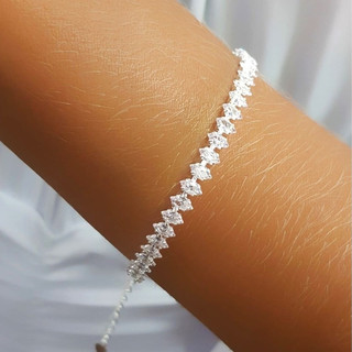Pulseira cravejada de zircônia banhada a prata 925.
