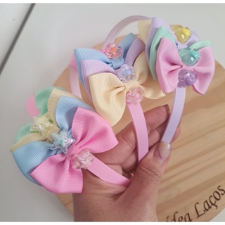 tiara ou arquinho infantil gravatinha decorado coração ou flor, laço escolar. em Oferta na Shopee