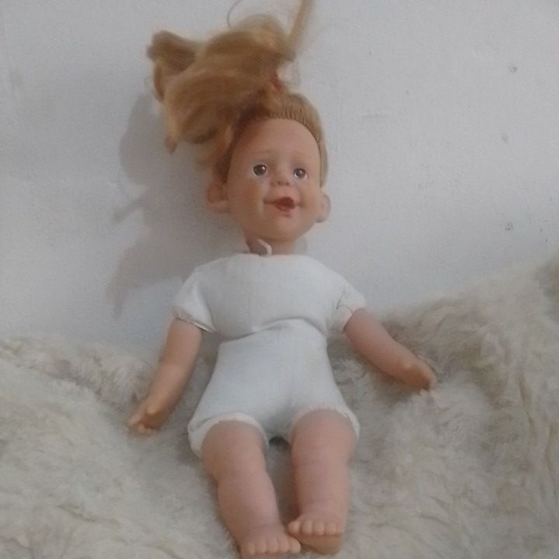 Boneca baratinha usada pequena