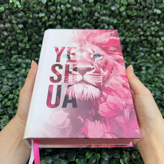Bíblia Sagrada Feminina LETRA HIPER GIGANTE Leão Yeshua (Jesus) Rosa Capa Dura Com Harpa e Índice em Oferta na Shopee