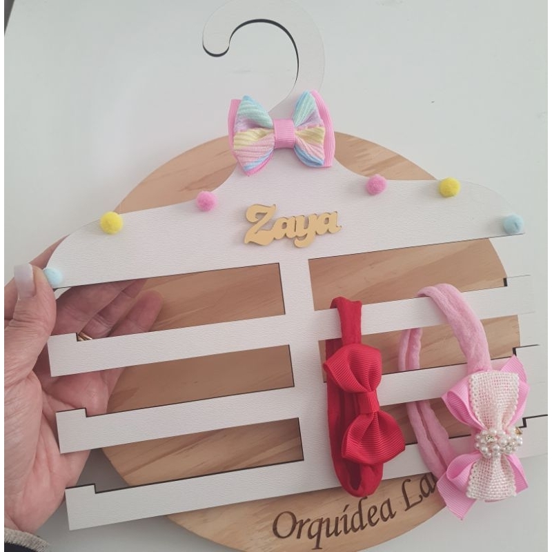Porta faixinha com nome personalizado organizador laço MDF de bebê e porta xuxinha menina infantil.
