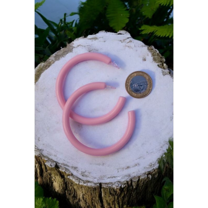 brinco argola em plástico antialérgico (baby pink)