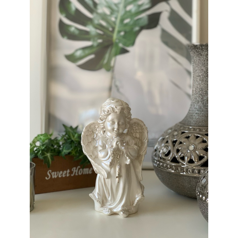 kit anjo rezando 20 cm branco + terço pérola gesso anjinho lembrancinha