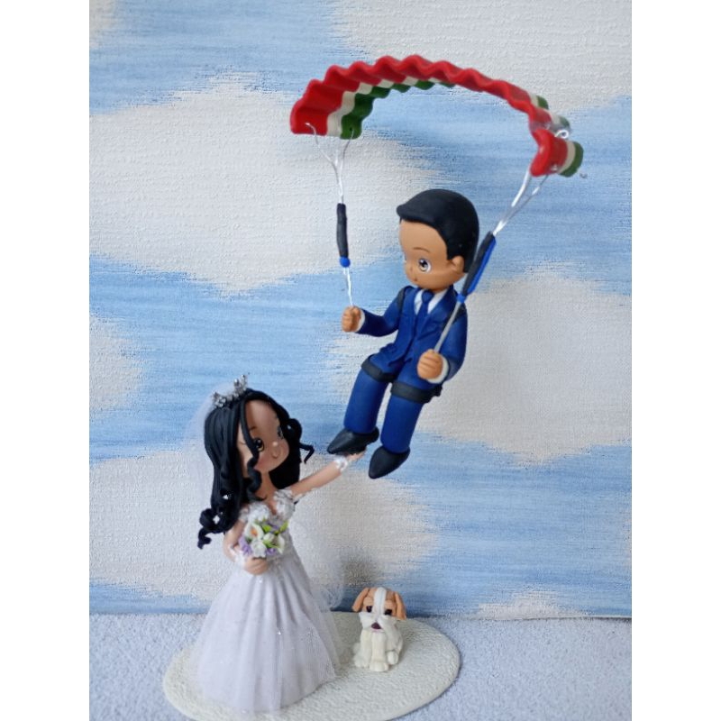 Topo de Bolo Personalizado de Luxo em Biscuit para Casamento com Casal, Parapente e Pet