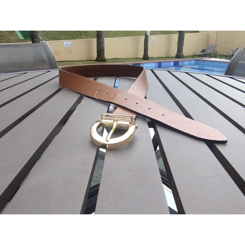 Cinto Feminino e Masculino (unissex), 100% couro legítimo, dupla face, fivela giratória com encaixe para regulagem.