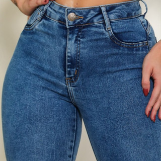Calça jeans Feminina cós alto com lycra levanta bumbum lisa com Elastano modeladora premiu...