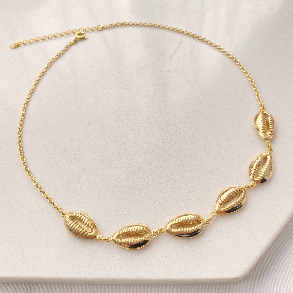 Colar choker de elos pequenos com conchinhas de búzios folheado a ouro 18k