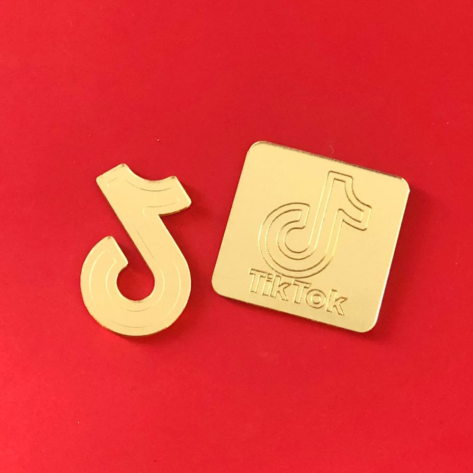 Aplique em Acrilico Dourado Placa do TikTok 4 cm  10 unidade - para lembranças e decoração em geral