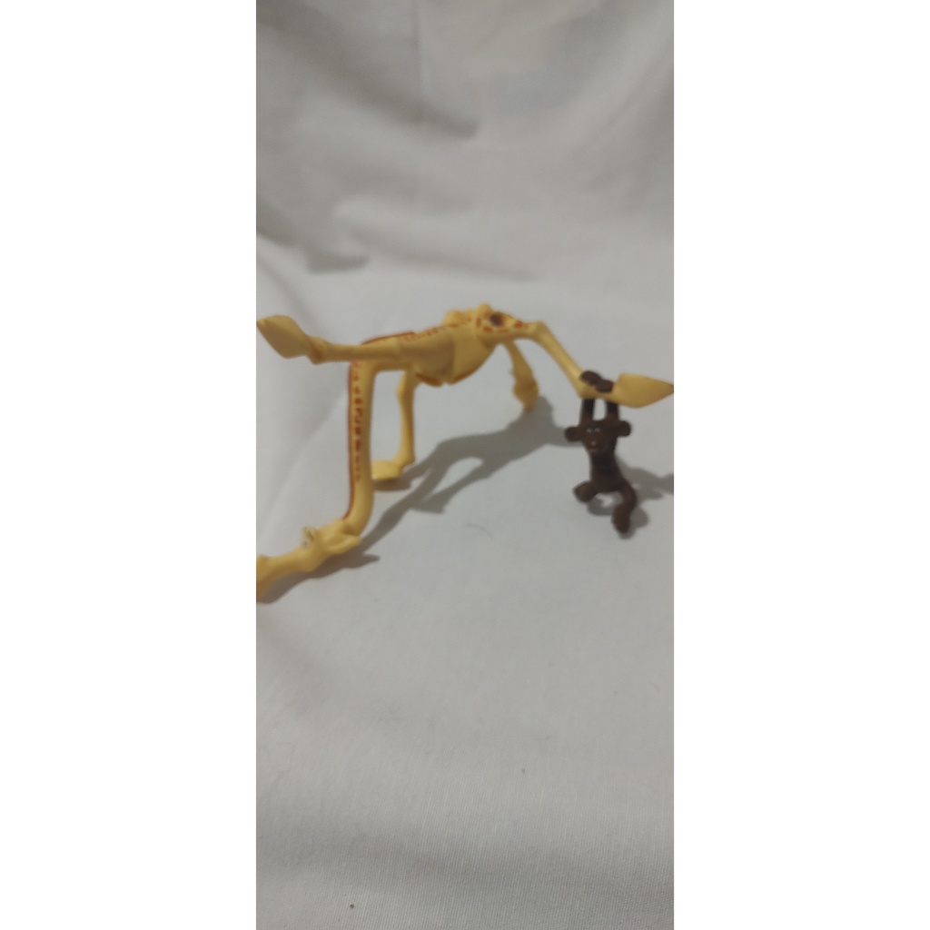 Brinquedo Melman Giraga de Madagascar Com Macaco McD's 19cm