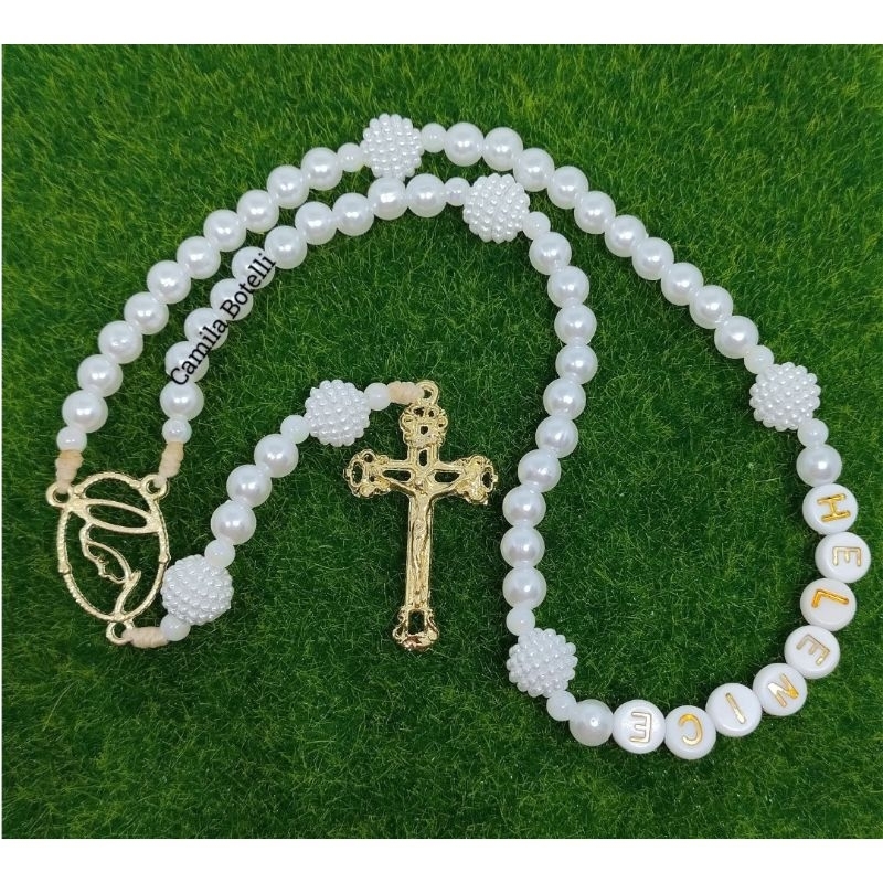 terço personalizado nossa senhora com miçangas na cor pérola branca em Oferta na Shopee