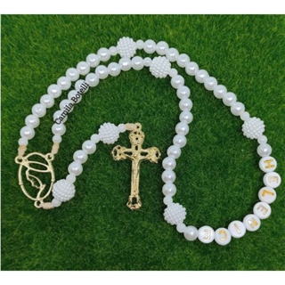 terço personalizado nossa senhora com miçangas na cor pérola branca em Oferta na Shopee