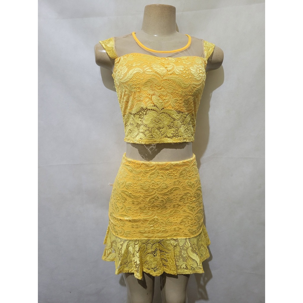 Conjunto saia e blusa amarelo com renda blusa com bojo IZE ANY veste entre P e M usado bom estado
