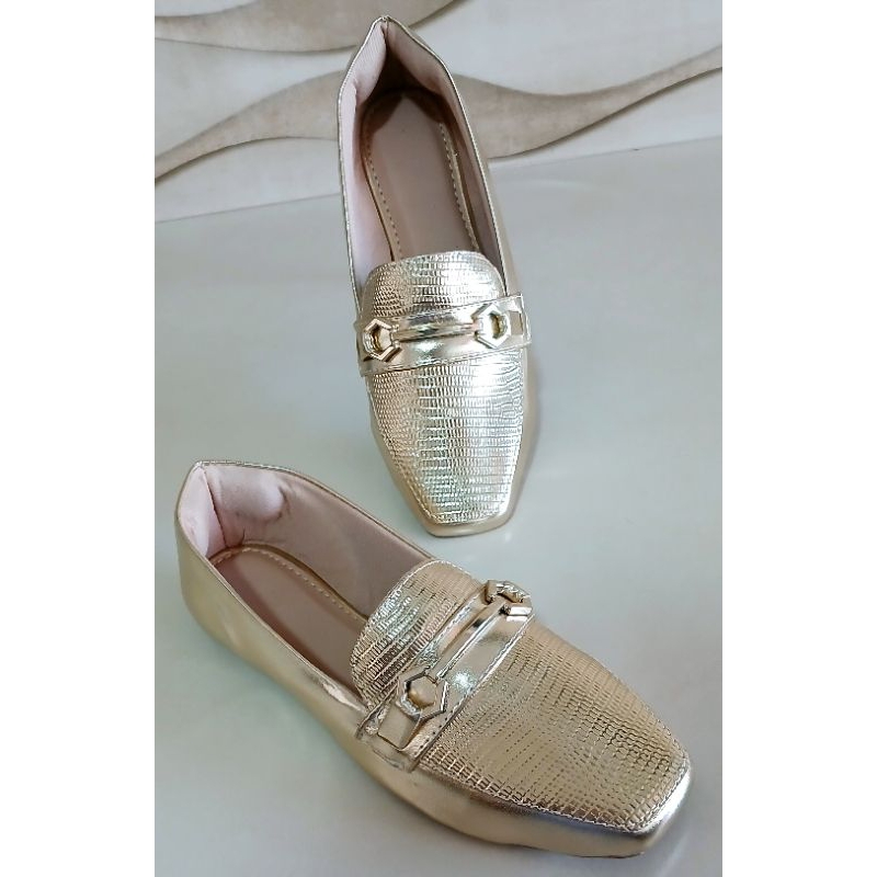 Mocassim Feminino Confort Alongado Bico Quadrado Napa Ouro Light com Pala em Cronos Ouro e enfeite em A.B.S.