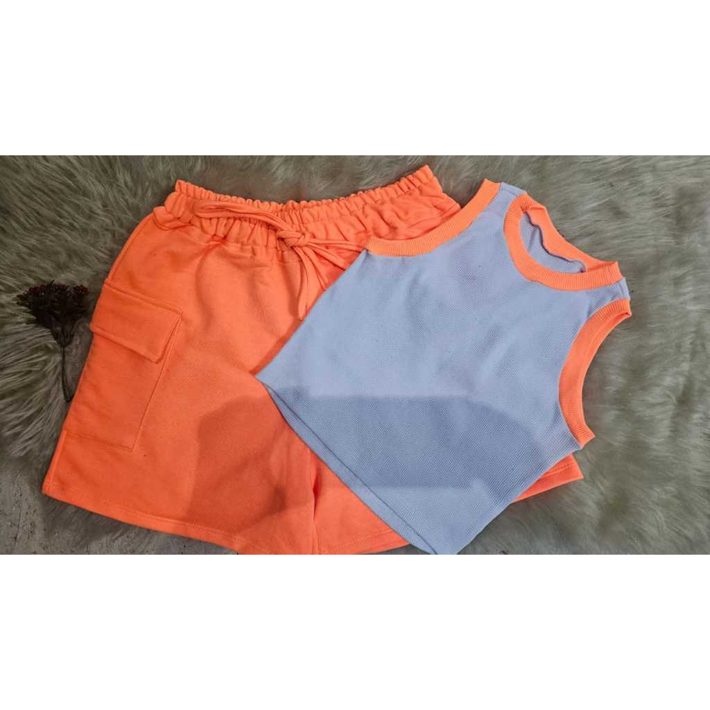 Conjunto Esmeralda! Composto por shorts Cos alto e blusa de ribana, perfeito para um look moderno e confortável.
