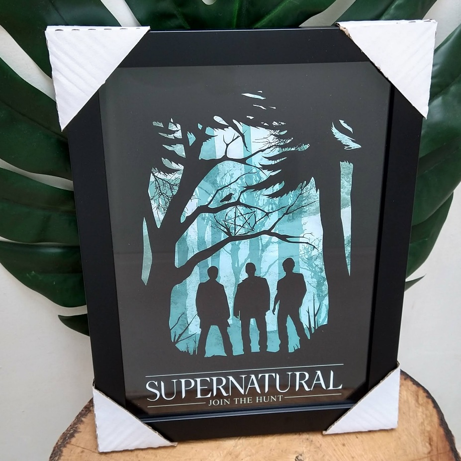 Quadro decorativo com moldura e vidro Supernatural Sam Dean Castiel filme pôster geek