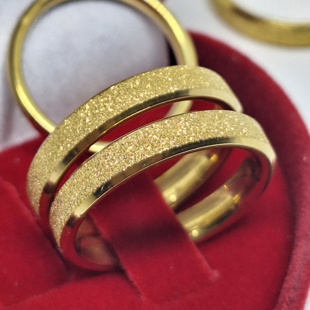 Par de Alianças e Solitário Casamento Noivado Namoro Fina Dourada Diamantada