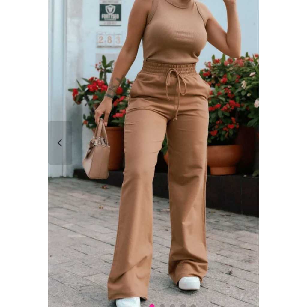 Conjunto Cristal! Composto por calça pantalona de moletinho e cropped de ribana, perfeito para um look moderno e confortável Lançamento 2024