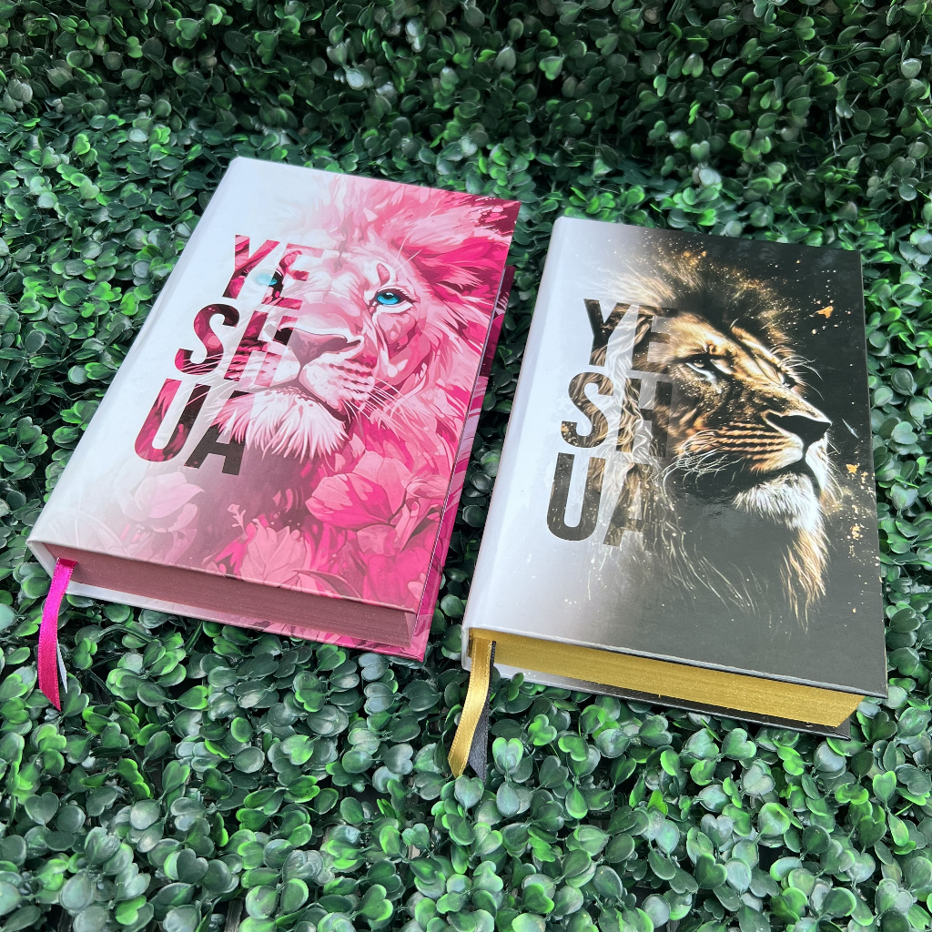 Kit Casal Cristão 2 Bíblias Leão Yeshua Rosa e Yeshua Dourada LETRA MÉDIA Capa Dura Harpa e Índice em Oferta na Shopee