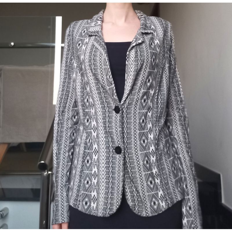 Casaco blazer estampado geométrico boho | nas cores cinza, preto e branco | brechó old money easy chic