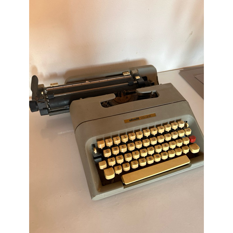 Máquina de escrever antiga Olivetti College